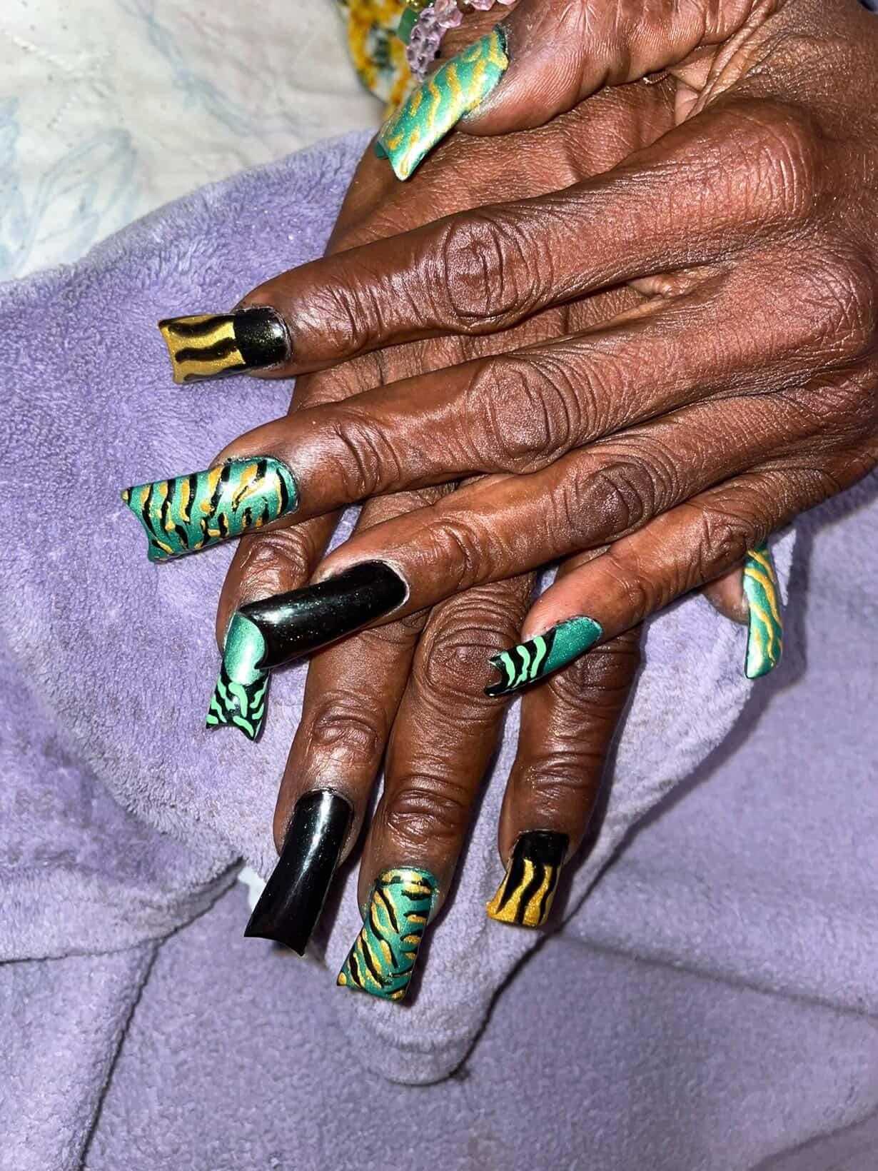 Tiger stripe nail set